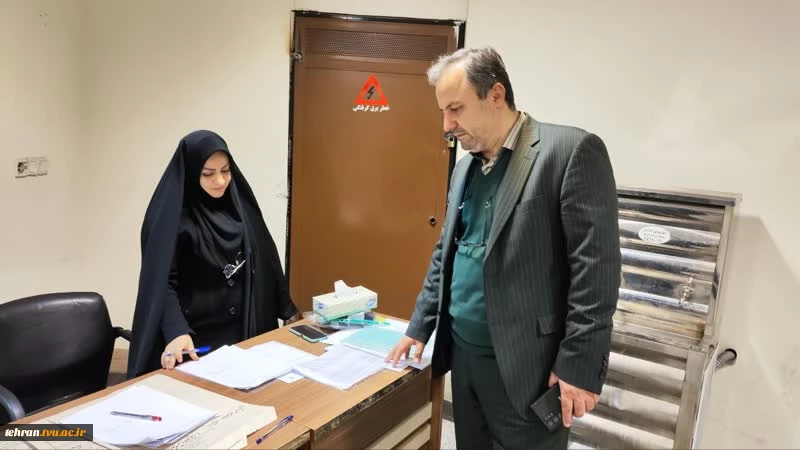 بازدید دکتر رحیمی رئیس دانشگاه فنی و حرفه ای استان تهران در دومین روز برگزاری امتحانات پایان ترم نیمسال اول 1402 دانشکده شهید شمسی پور 8