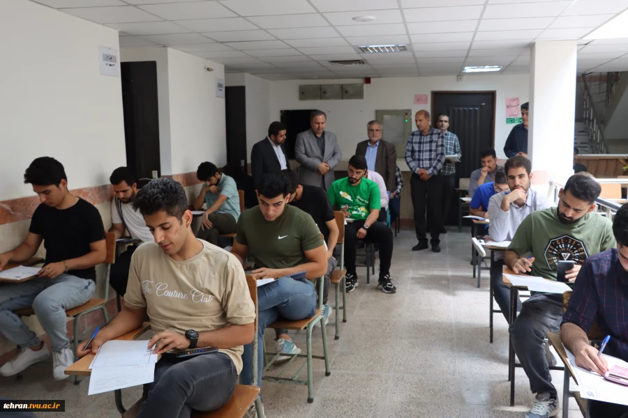 بازدید رئیس دانشگاه فنی و حرفه ای استان تهران از روند برگزاری امتحانات پایان ترم نیمسال دوم سال تحصیلی 1403-1402 در دانشکده فنی انقلاب اسلامی 4