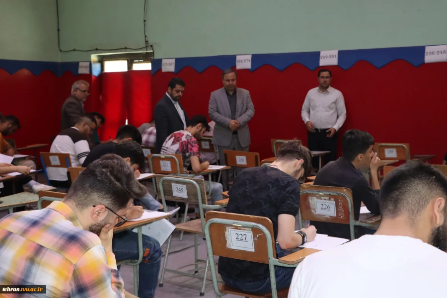 بازدید رئیس دانشگاه فنی و حرفه ای استان تهران از روند برگزاری امتحانات پایان ترم نیمسال دوم سال تحصیلی 1403-1402 در دانشکده فنی انقلاب اسلامی 8