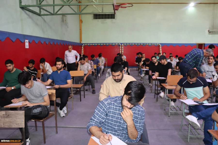 بازدید رئیس دانشگاه فنی و حرفه ای استان تهران از روند برگزاری امتحانات پایان ترم نیمسال دوم سال تحصیلی 1403-1402 در دانشکده فنی انقلاب اسلامی 10