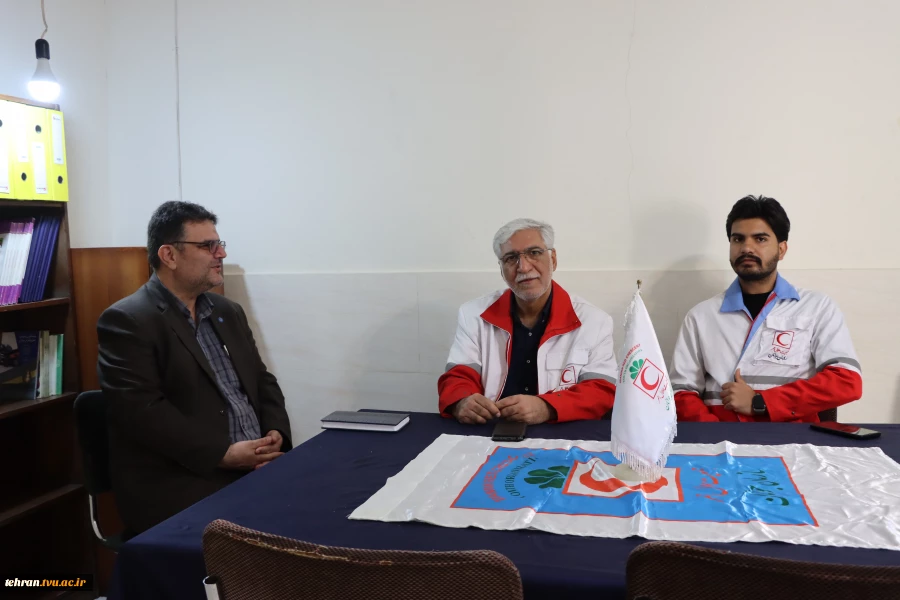 بازدید رییس جمعیت هلال‌احمر منطقه ۱۸ تهران از دانشکده فنی انقلاب اسلامی با هدف فعال‌سازی کانون‌های دانشجویی 2
