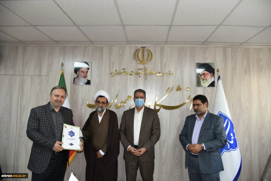 تقدیر از رییس دانشگاه ملی مهارت استان تهران به پاس حمایت از برپایی غرفه آثار هنری و نمایشگاه عکس دانشجویی فیروزه 2