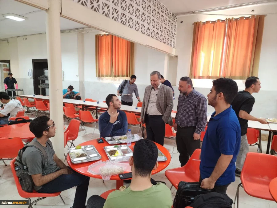 بازدید رییس دانشگاه ملی مهارت استان تهران از سلف‌سرویس دانشجویی دانشکده شهید شمسی‌پور 2