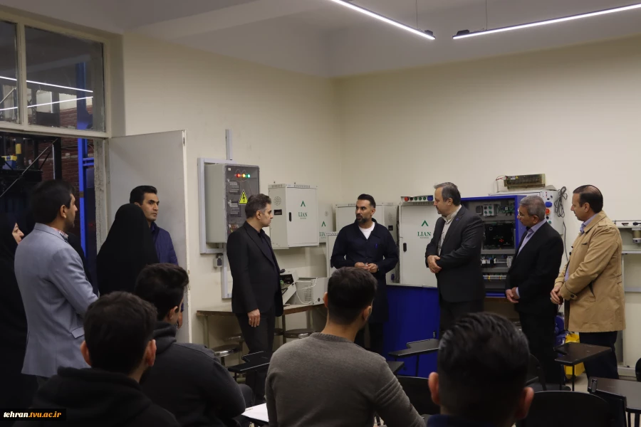 بازدید میدانی و نشست تخصصی کارگروه ساختار سازمانی دانشگاه ملی مهارت در دانشکده فنی انقلاب اسلامی تهران؛

گامی در مسیر ارتقای کارایی و تخصصی‌سازی ساختار واحدهای استانی و مراکز تابعه به گزارش روابط عمومی دانشگاه ملی مهارت استان تهران 6