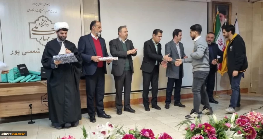 همزمان با فرارسیدن شانزدهم آذرماه؛ آیین بزرگداشت روز دانشجو در دانشکده شهید شمسی‌پور برگزار شد. 12