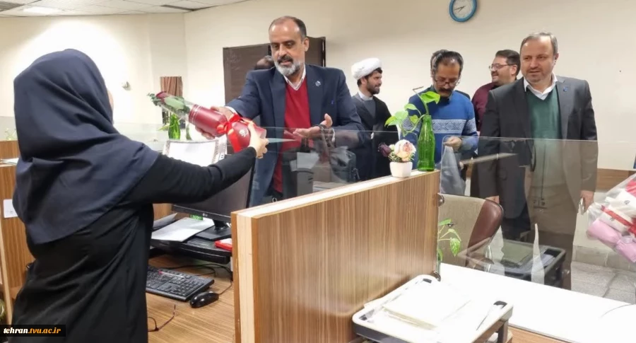 تقدیر از همکاران خانم به مناسبت ولادت حضرت فاطمه زهرا(س) در دانشکده شهید شمسی‌پور 2