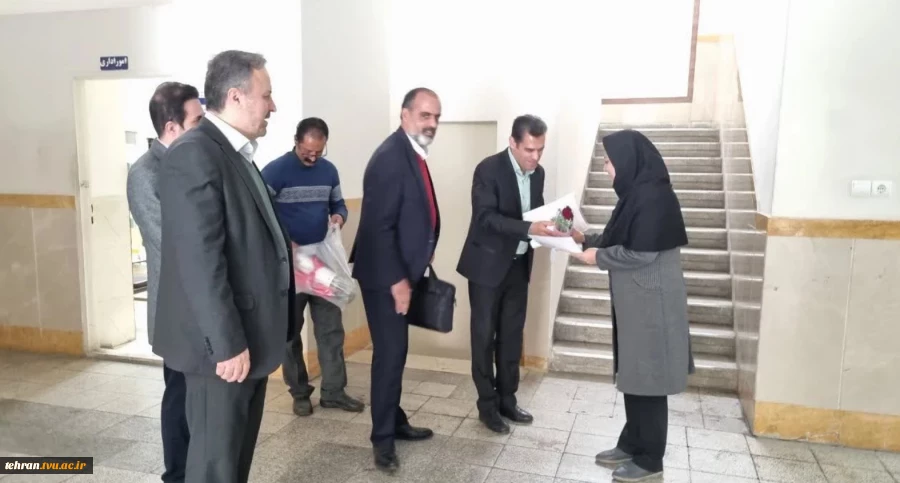 تقدیر از همکاران خانم به مناسبت ولادت حضرت فاطمه زهرا(س) در دانشکده شهید شمسی‌پور 3