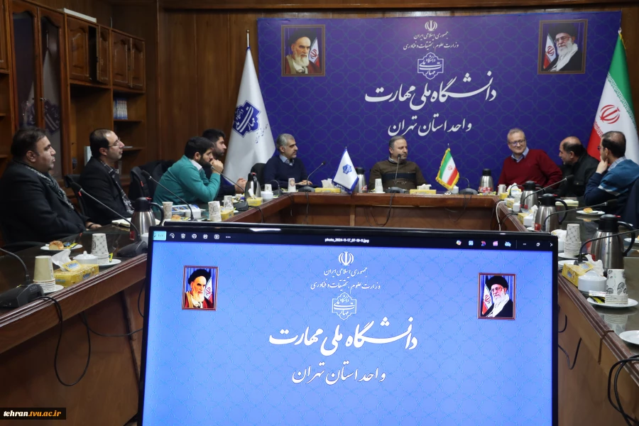 دیدار مسئولان گروه صنعتی ایران‌خودرو با رئیس دانشگاه ملی مهارت استان تهران در دانشکده فنی انقلاب اسلامی 2