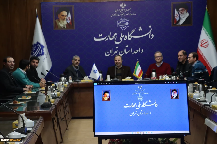 دیدار مسئولان گروه صنعتی ایران‌خودرو با رئیس دانشگاه ملی مهارت استان تهران در دانشکده فنی انقلاب اسلامی 3