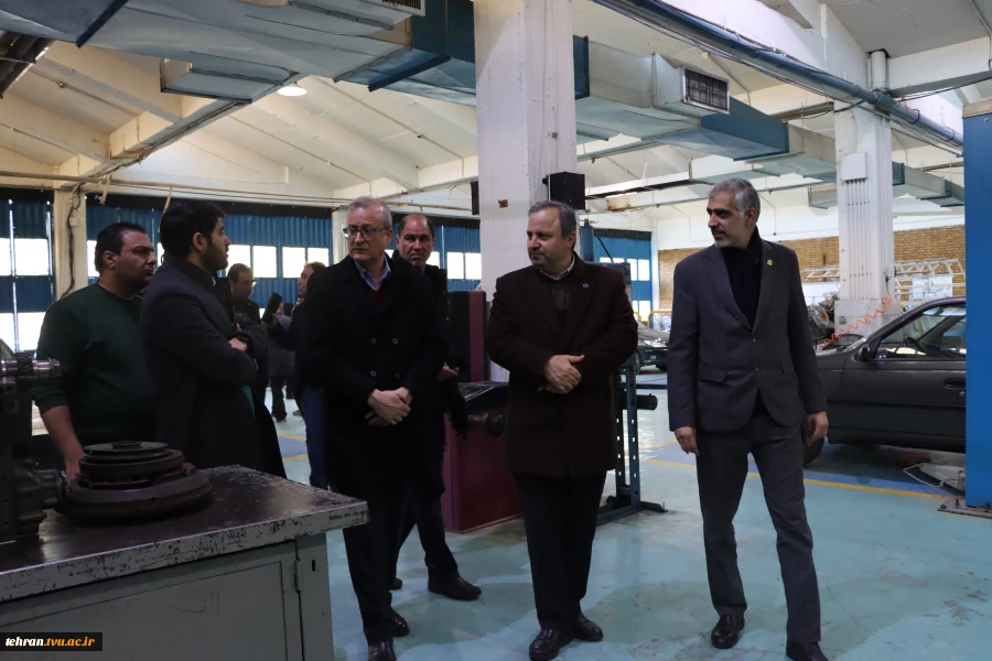 دیدار مسئولان گروه صنعتی ایران‌خودرو با رئیس دانشگاه ملی مهارت استان تهران در دانشکده فنی انقلاب اسلامی 10