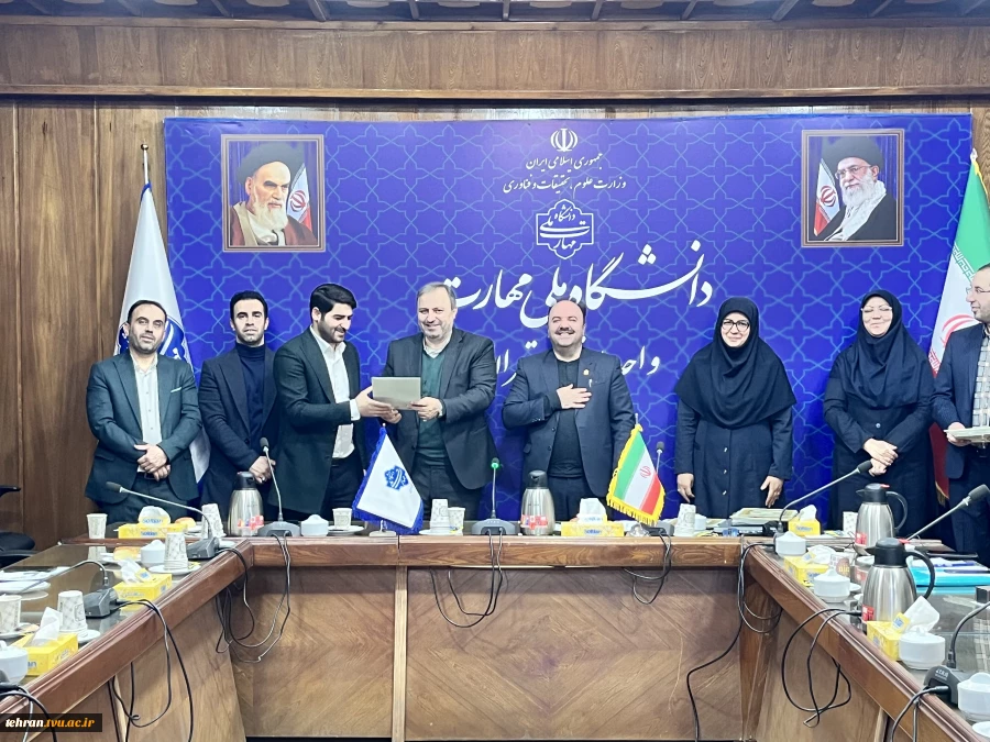 با حضور دکتر مهرداد احمدی معاون پژوهش و فناوری دانشگاه ملی مهارت؛ 

مراسم گرامی‌داشت هفته پژوهش و فناوری و تجلیل از پژوهشگران، فناوران و نوآوران دانشگاه ملی مهارت استان تهران برگزار شد 3