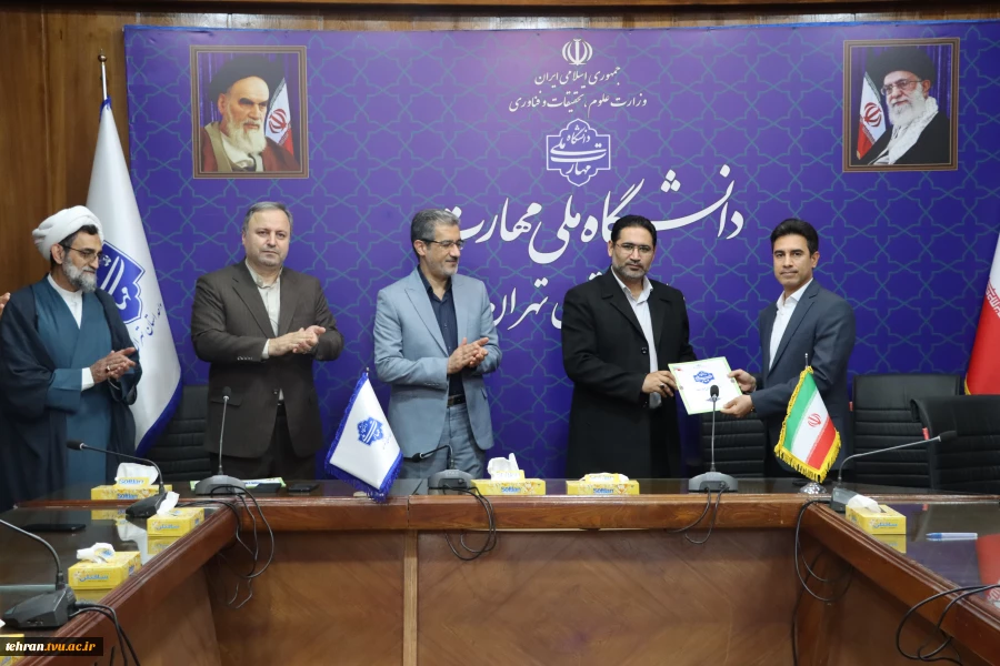 با حضور معاون آموزشی، معاون فرهنگی و دانشجویی و مسئول نهاد مقام معظم رهبری(مدظله) در دانشگاه ملی مهارت کشور؛

 مراسم تکریم و معارفه سرپرست دانشگاه ملی مهارت واحد استانی تهران و دانشکده فنی انقلاب اسلامی برگزار شد 2