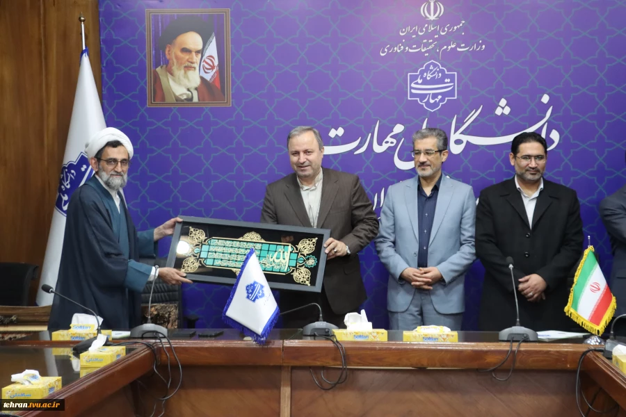 با حضور معاون آموزشی، معاون فرهنگی و دانشجویی و مسئول نهاد مقام معظم رهبری(مدظله) در دانشگاه ملی مهارت کشور؛

 مراسم تکریم و معارفه سرپرست دانشگاه ملی مهارت واحد استانی تهران و دانشکده فنی انقلاب اسلامی برگزار شد 13