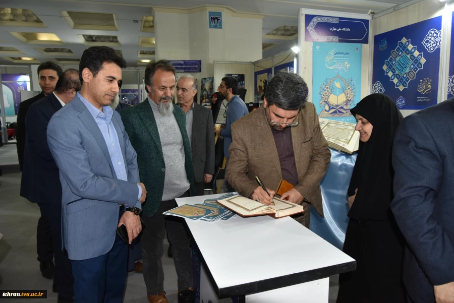 با حضور دکتر زمانی افتتاح شد؛

بخش دانشگاهی سی و سومین نمایشگاه بین‌المللی قرآن کریم با میزبانی دانشگاه ملی مهارت 3