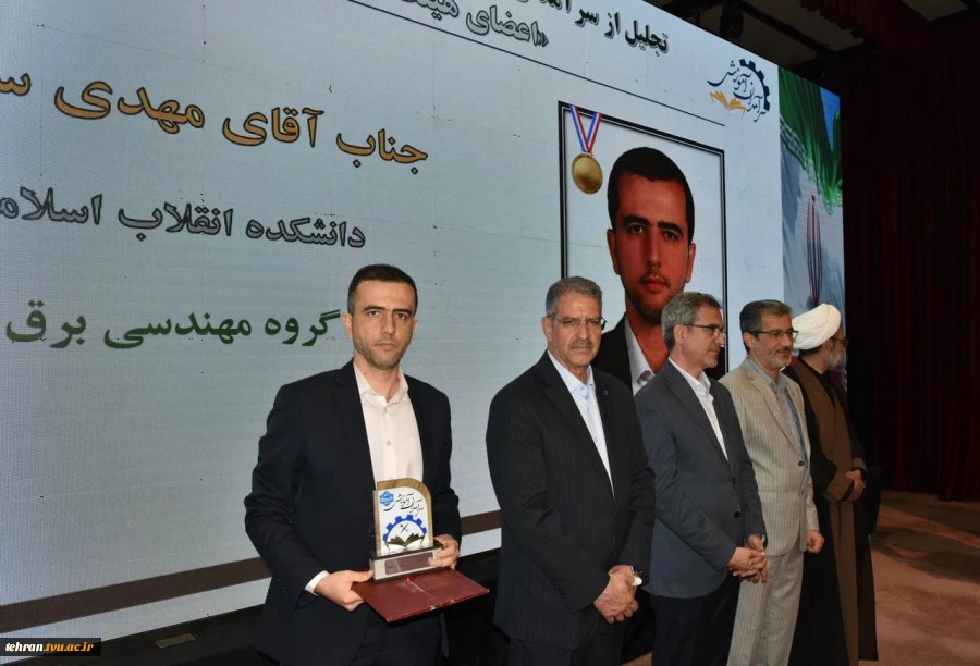 رئیس دانشگاه ملی مهارت در جشنواره سرآمدی آموزش استان تهران:

دانشگاه ملی مهارت می تواند معمار دانشگاه‌های مهارتی کشور باشد و اصولی مثل تعیین استاندارد، تربیت مربی و تضمین کیفیت را راهبری نماید/ استاد سرآمد کسی است که دانش را به مهارت تبدیل کند. 14
