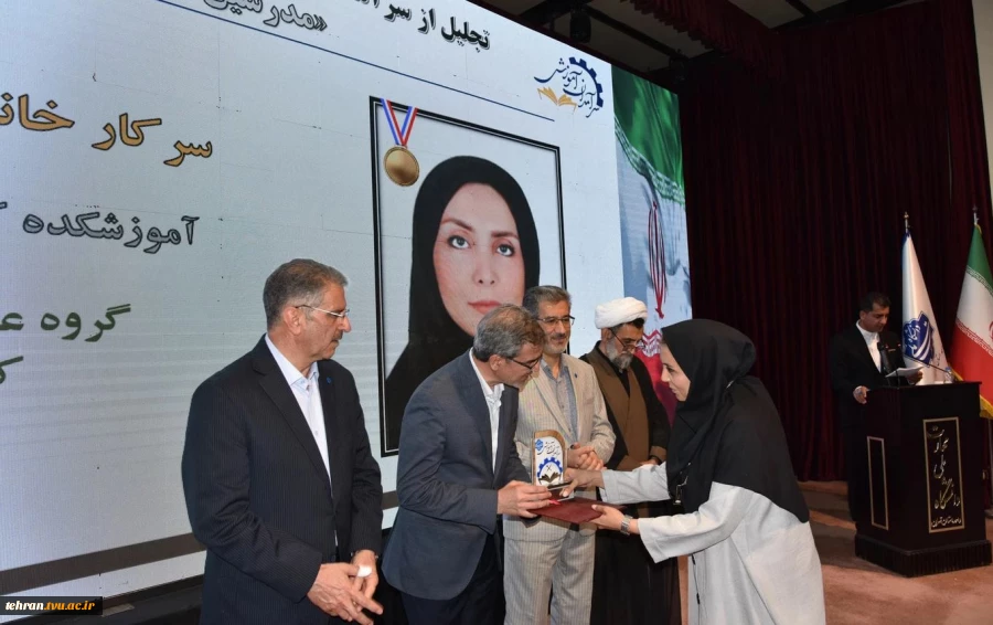 رئیس دانشگاه ملی مهارت در جشنواره سرآمدی آموزش استان تهران:

دانشگاه ملی مهارت می تواند معمار دانشگاه‌های مهارتی کشور باشد و اصولی مثل تعیین استاندارد، تربیت مربی و تضمین کیفیت را راهبری نماید/ استاد سرآمد کسی است که دانش را به مهارت تبدیل کند. 15