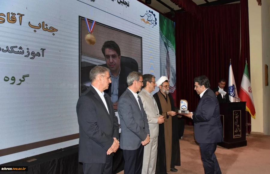 رئیس دانشگاه ملی مهارت در جشنواره سرآمدی آموزش استان تهران:

دانشگاه ملی مهارت می تواند معمار دانشگاه‌های مهارتی کشور باشد و اصولی مثل تعیین استاندارد، تربیت مربی و تضمین کیفیت را راهبری نماید/ استاد سرآمد کسی است که دانش را به مهارت تبدیل کند. 19