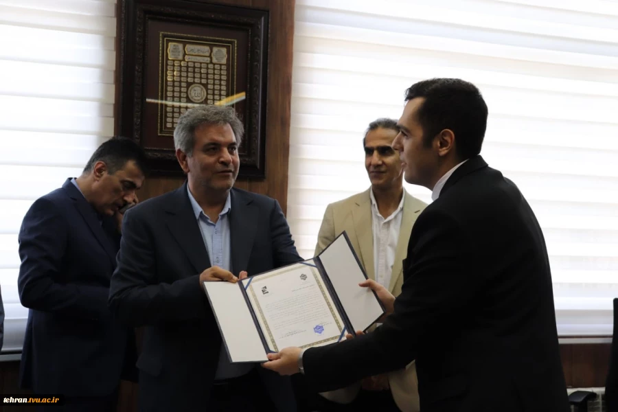 از عیب‌یابی هوشمند تا آسانسور پنوماتیک؛

 دفاع ۶ پروژه دانشجویی دانشکده فنی انقلاب اسلامی تهران در سندیکای آسانسور و پلکان برقی ایران 5