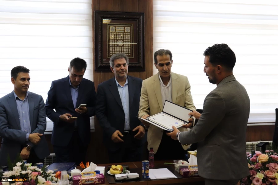 از عیب‌یابی هوشمند تا آسانسور پنوماتیک؛

 دفاع ۶ پروژه دانشجویی دانشکده فنی انقلاب اسلامی تهران در سندیکای آسانسور و پلکان برقی ایران 3